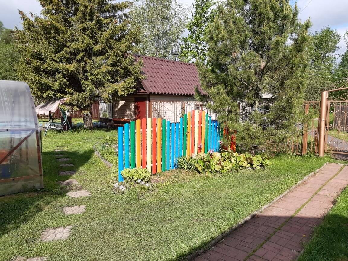 забор из разноцветного штакетника односторонний фото2 в Красноярске