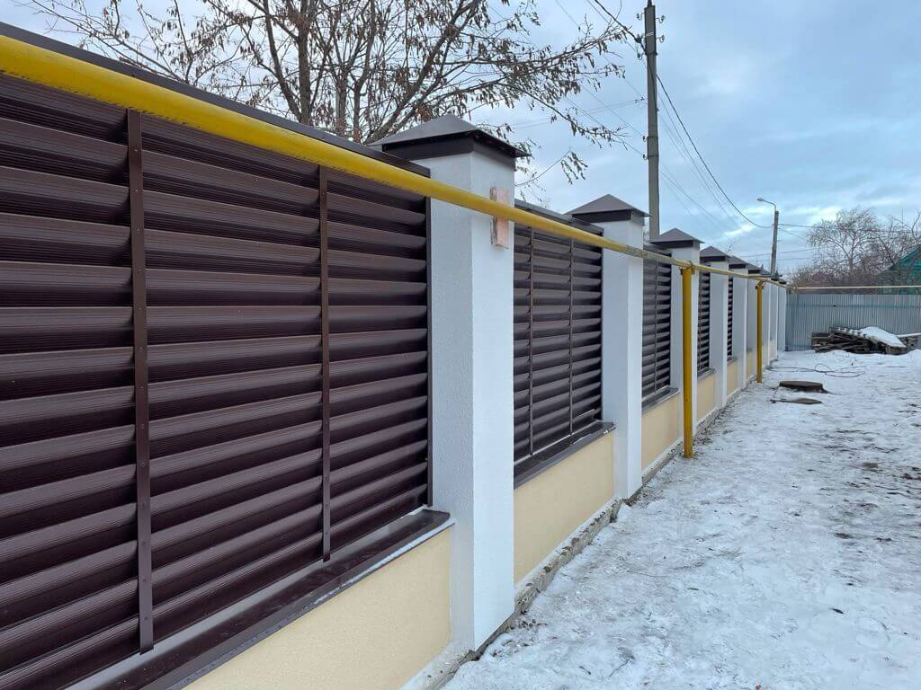 Забор-жалюзи ral8017/8017 шоколад двусторонний фото1 в Красноярске