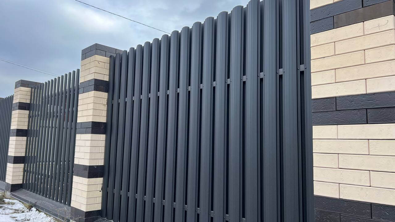 Забор из металлического штакетника RAL9005 Черный МАТТЕ фото 4 в Красноярске