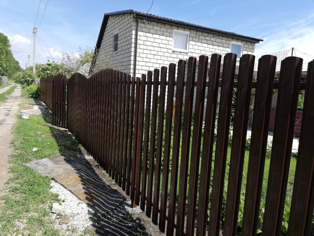 Забор из евроштакетника Плетенка 19м RAL8017 Шоколад в Красноярске