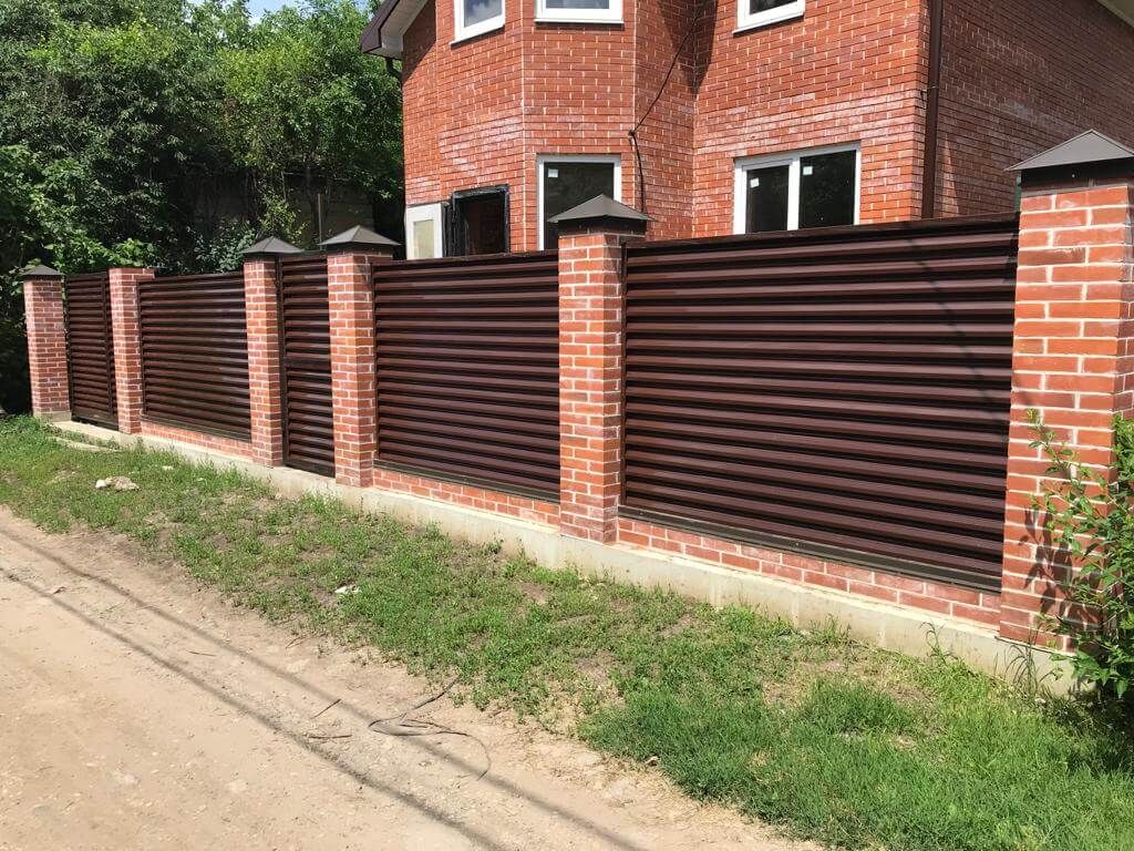 Забор из ламелей ЭКО-Z усиленных 25м RAL8017/8017 Шоколад двусторонний в Красноярске