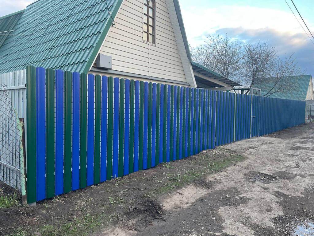 Забор из штакетника двух цветов 16м RAL6005 Зеленый Мох + RAL5002 Синий Ультрамарин фото 2 в Красноярске
