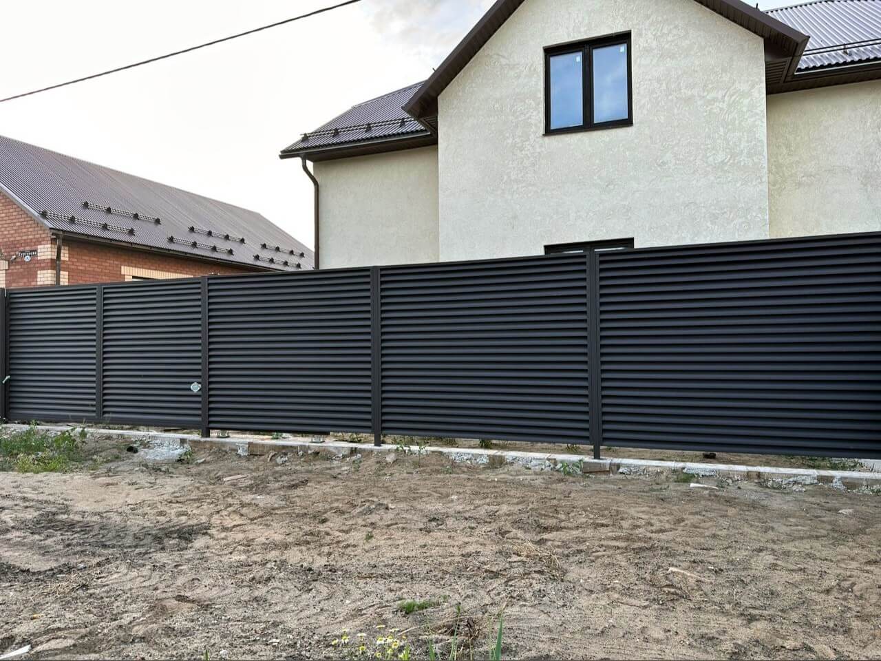 Забор с ламелями еврожалюзи 18м RAL8019/8019 Темный Шоколад МАТТЕ двусторонний фото 1 в Красноярске