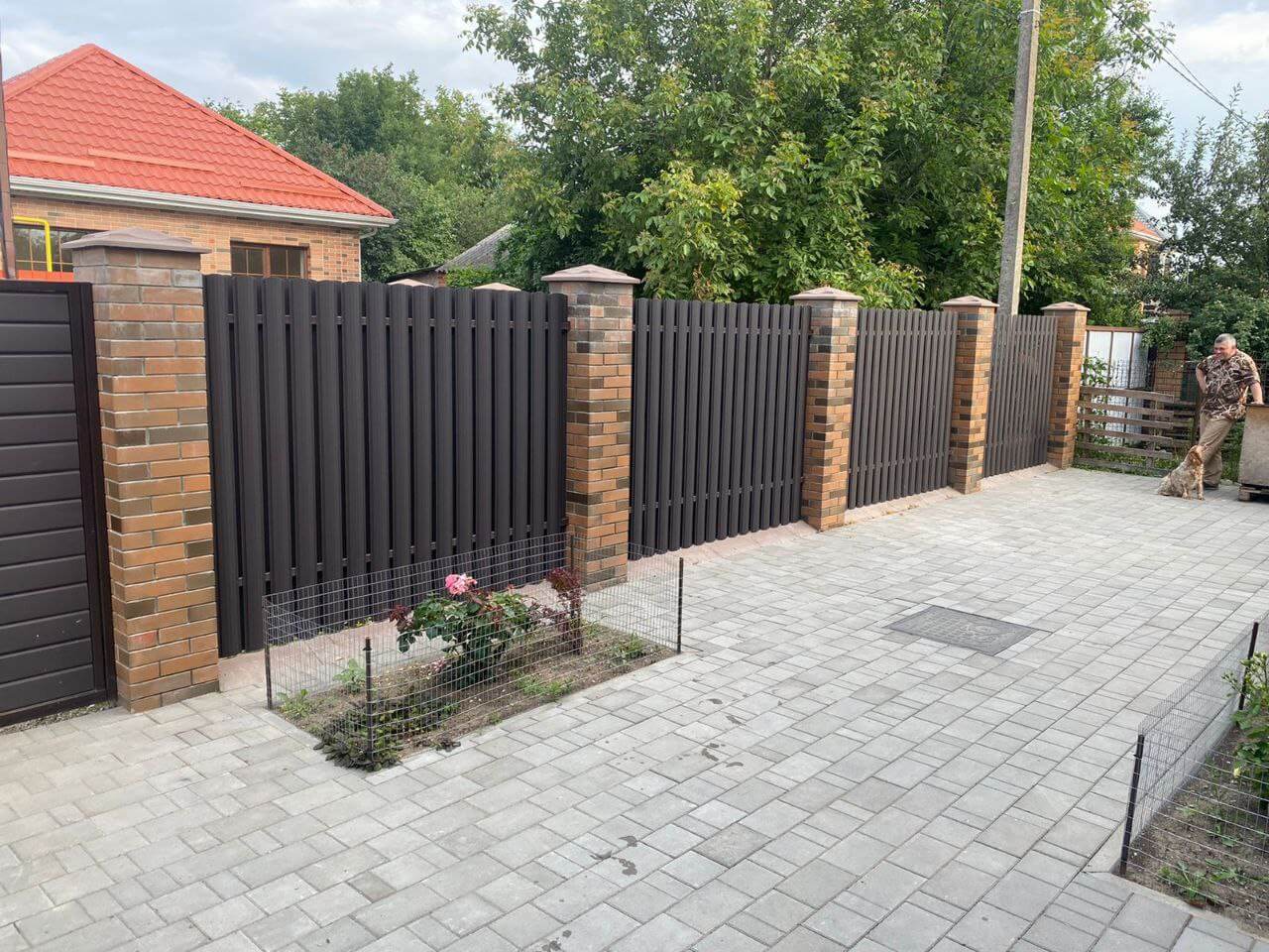 Забор из штакетника полукруглого 22м RAL8019 Темный Шоколад МАТТЕ фото 3 в Красноярске
