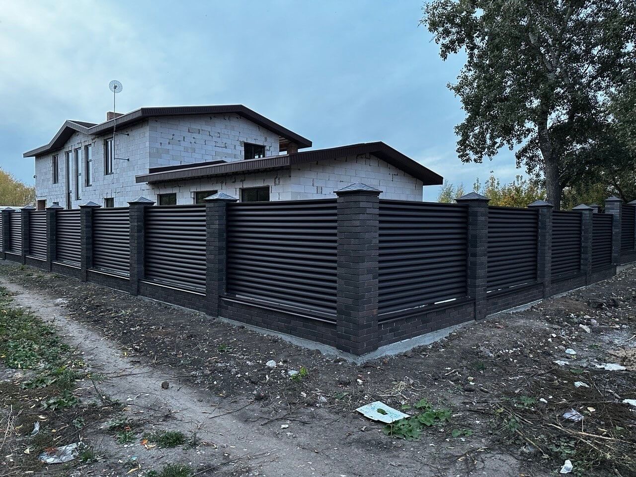Забор из ламелей Еврожалюзи 38м RAL8019/8019 Темный Шоколад двусторонний MATTE фото 2 в Красноярске