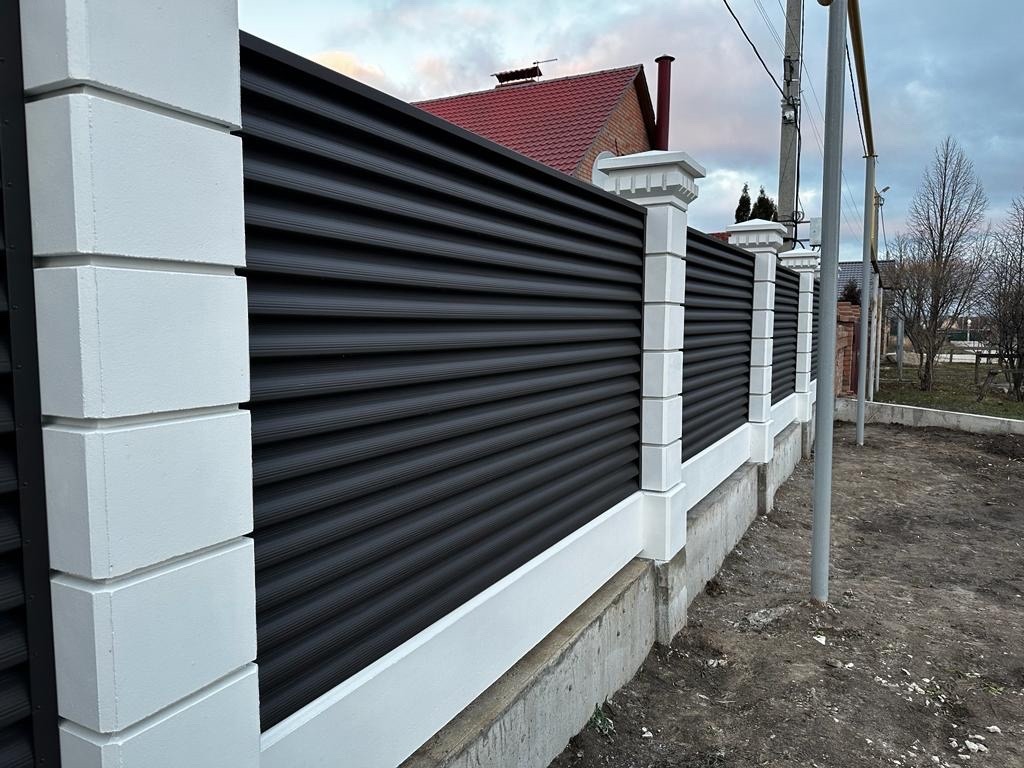 Забор из ламелей Еврожалюзи 35м RAL8019/8019 Темный Шоколад двусторонний MATTE в Красноярске