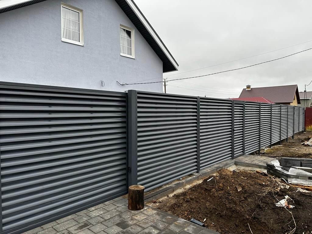 Забор-жалюзи из ламелей Еврожалюзи 28м RAL7024/7024 Серый Графит двусторонний в Красноярске