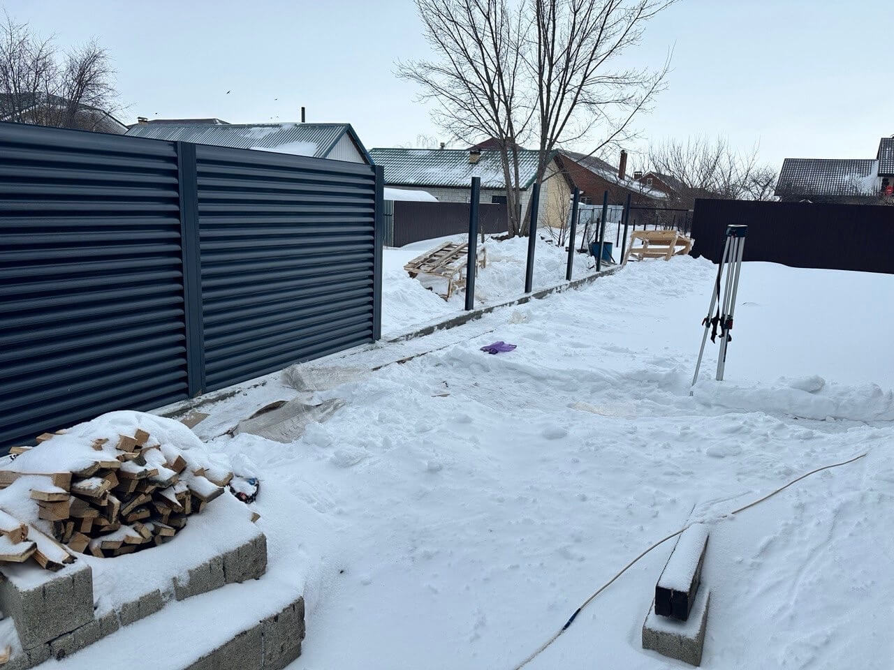 Забор-жалюзи из ламелей Еврожалюзи 32м RAL7024/7024 Серый Графит двусторонний фото 3 в Красноярске