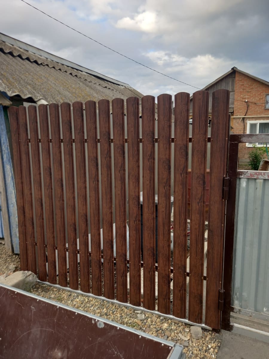 Забор из евроштакетника 2м Античный Дуб SteelArt двусторонний в Красноярске