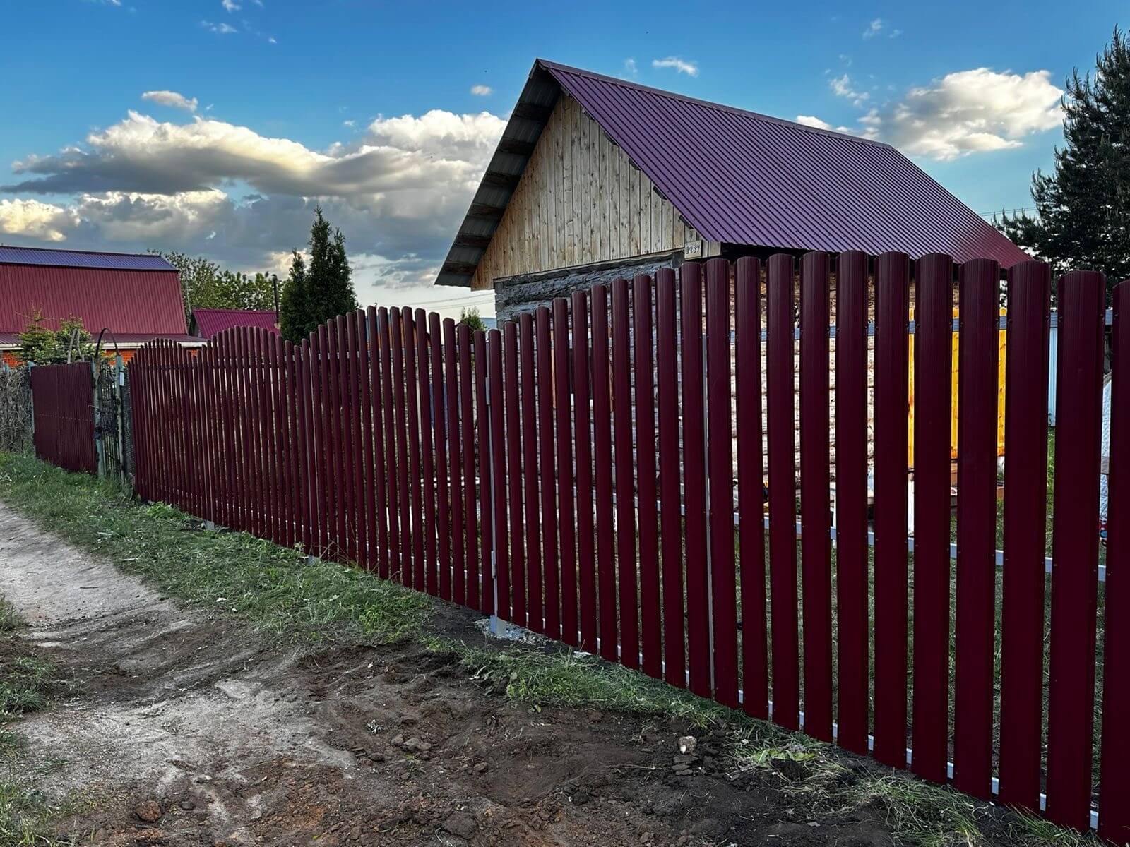 Забор из евроштакетника 28м RAL3005 Красное Вино фото 4 в Красноярске