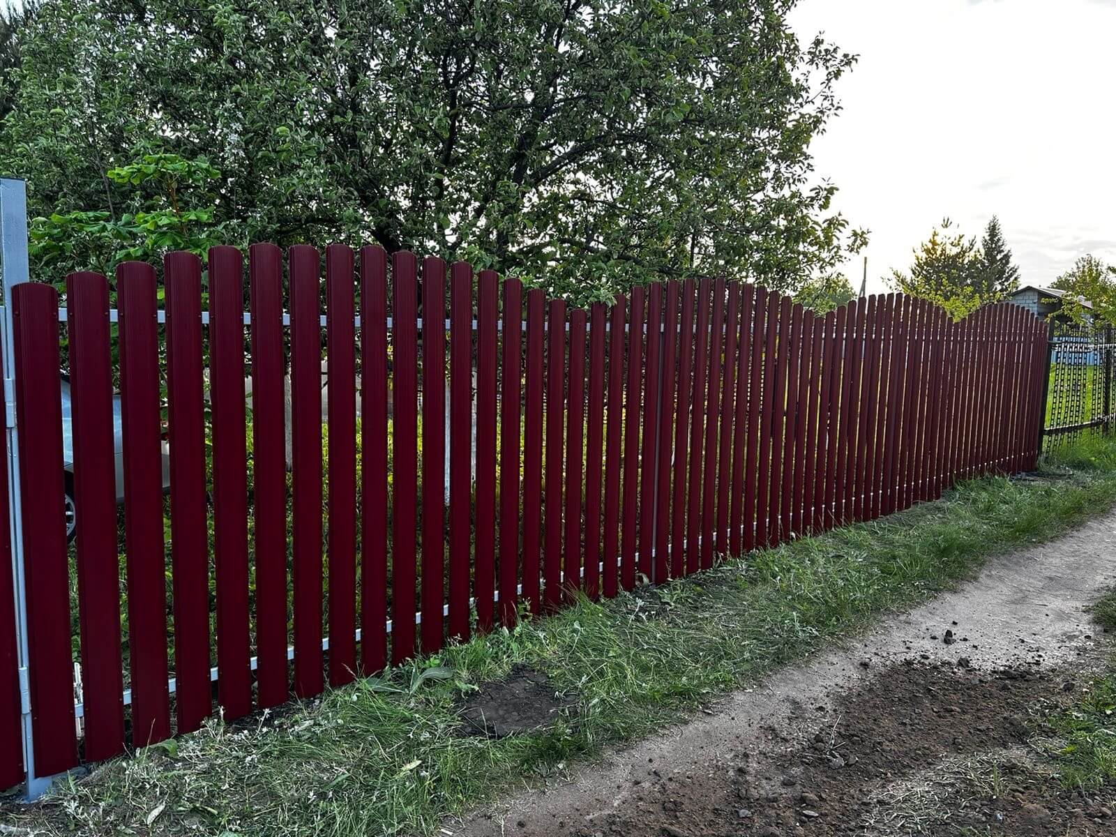 Забор из евроштакетника 28м RAL3005 Красное Вино фото 3 в Красноярске
