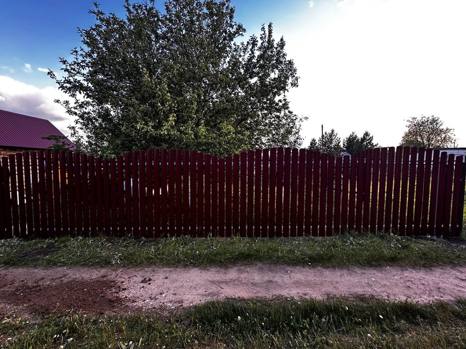 Забор из евроштакетника 28м RAL3005 Красное Вино фото 1 в Красноярске