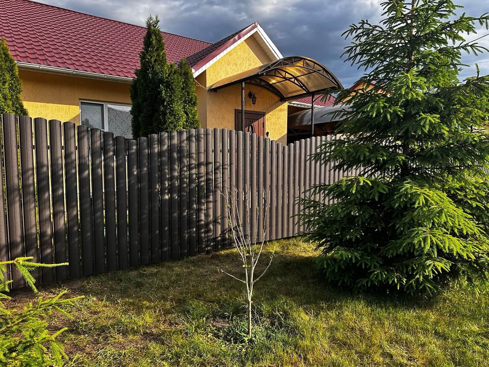 Забор из евроштакетника 37м RAL8019 Темный Шоколад МАТТЕ фото 4 в Красноярске
