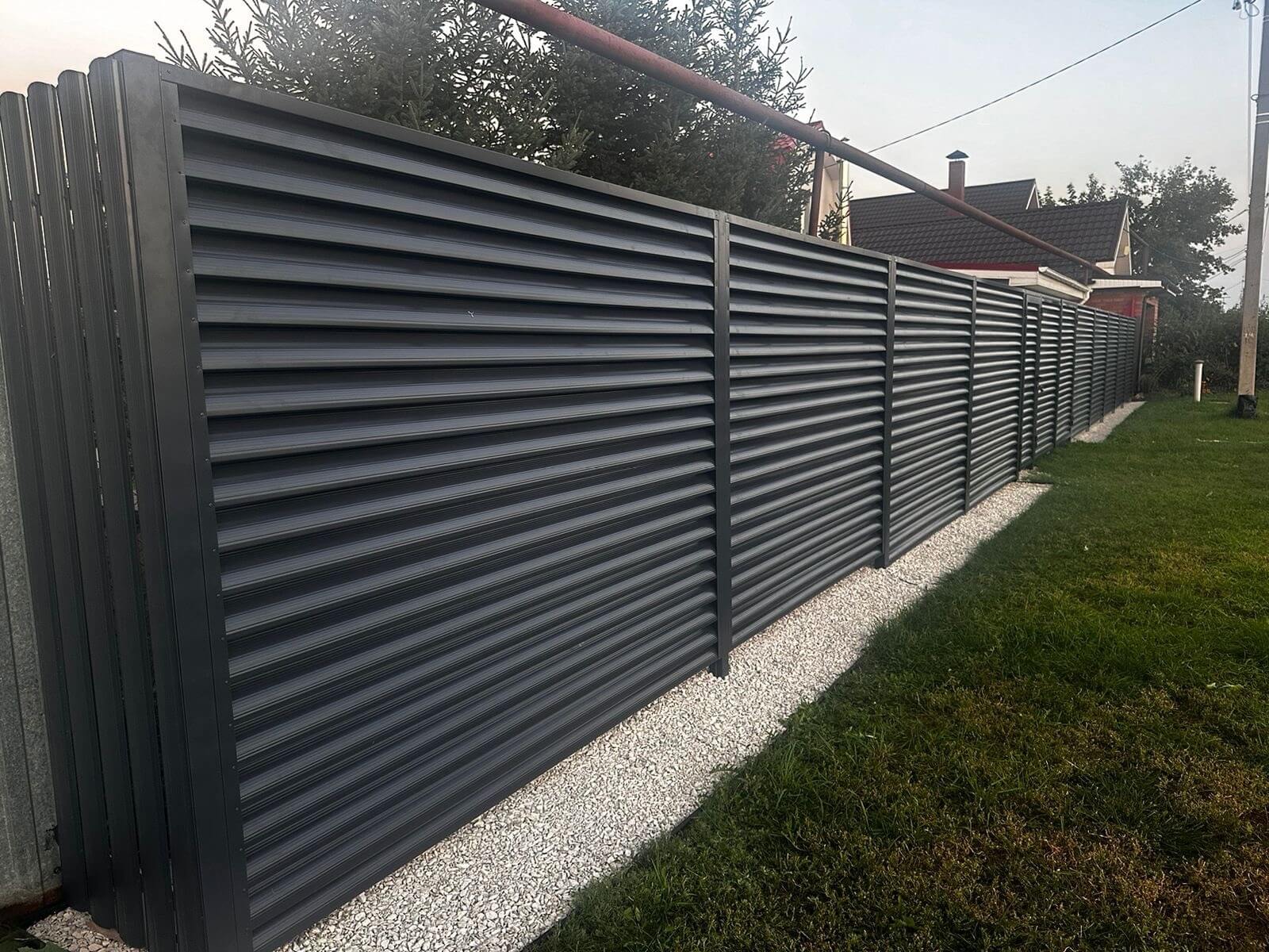 Забор из ламелей Еврожалюзи 26м RAL7024/7024 Серый Графит двусторонний фото 4 в Красноярске