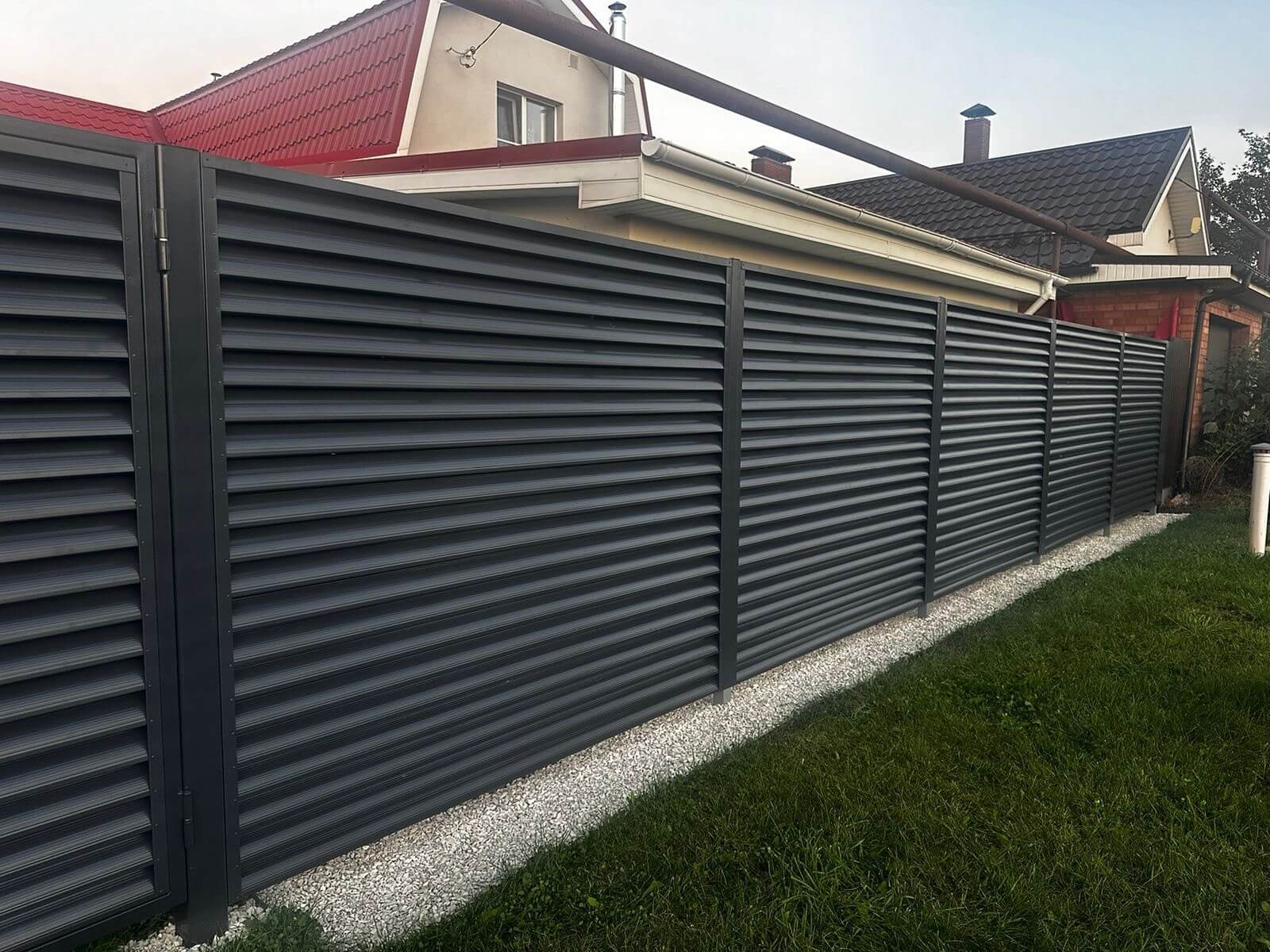 Забор из ламелей Еврожалюзи 26м RAL7024/7024 Серый Графит двусторонний фото 3 в Красноярске