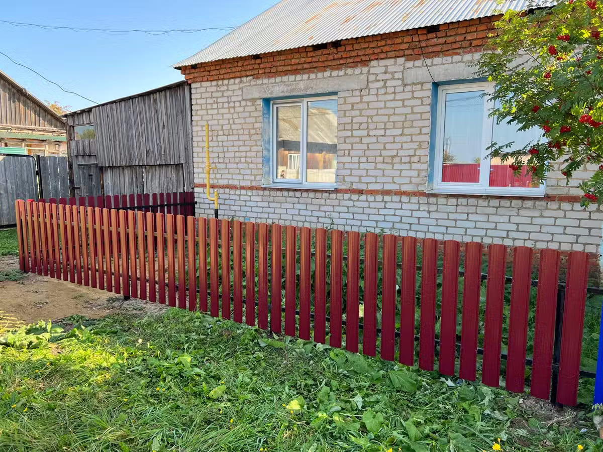 Забор из евроштакетника 9м RAL3005/3005 Красное Вино двусторонний в Красноярске