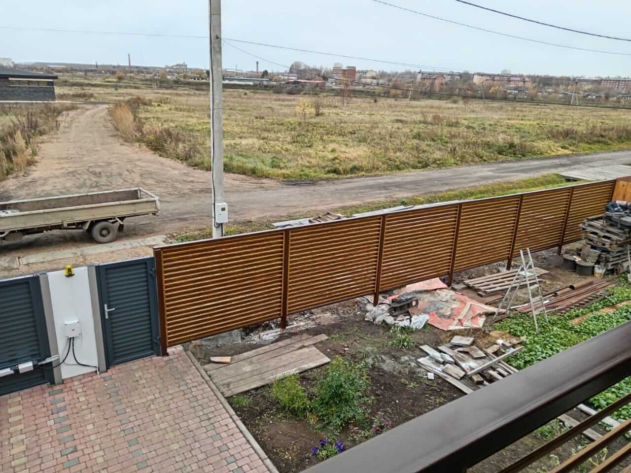 Забор-жалюзи 12м + балконное ограждение из ламелей Еврожалюзи Орех Миланский 3D Принтек фото 2 в Красноярске
