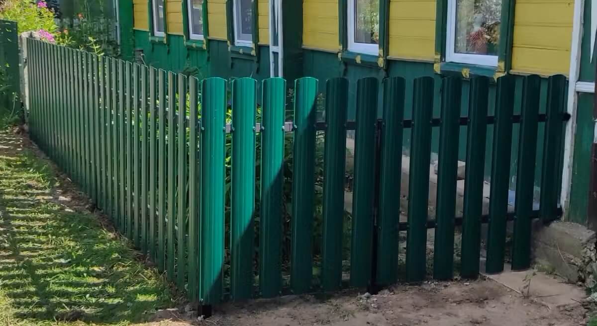Заборчик из Евроштакетника 8м RAL6005/6005 Зеленый Мох двусторонний в Красноярске