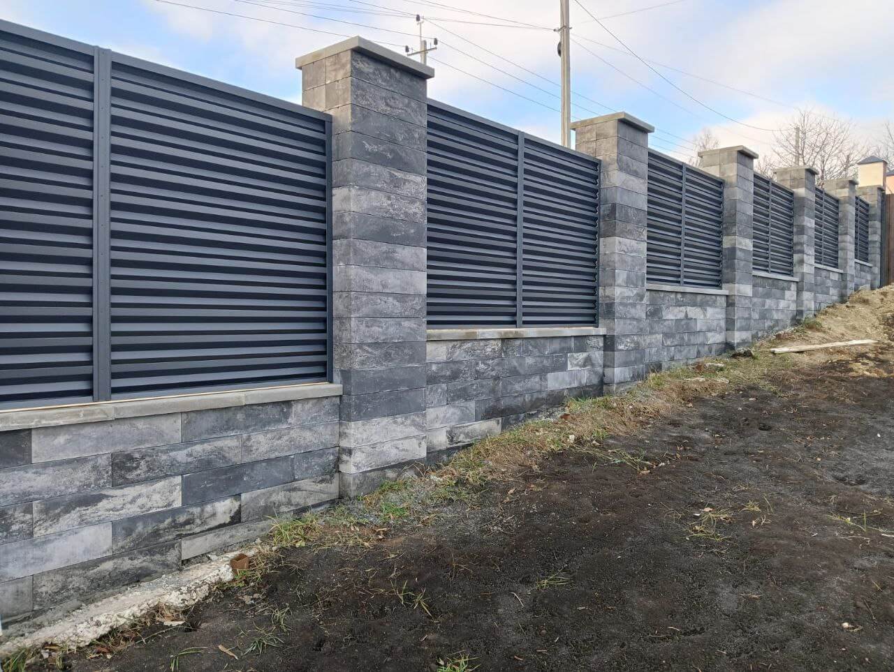 Забор-жалюзи из ламелей Елочка 72м RAL7024/7024 Серый Графит двусторонний МАТТЕ фото 4 в Красноярске