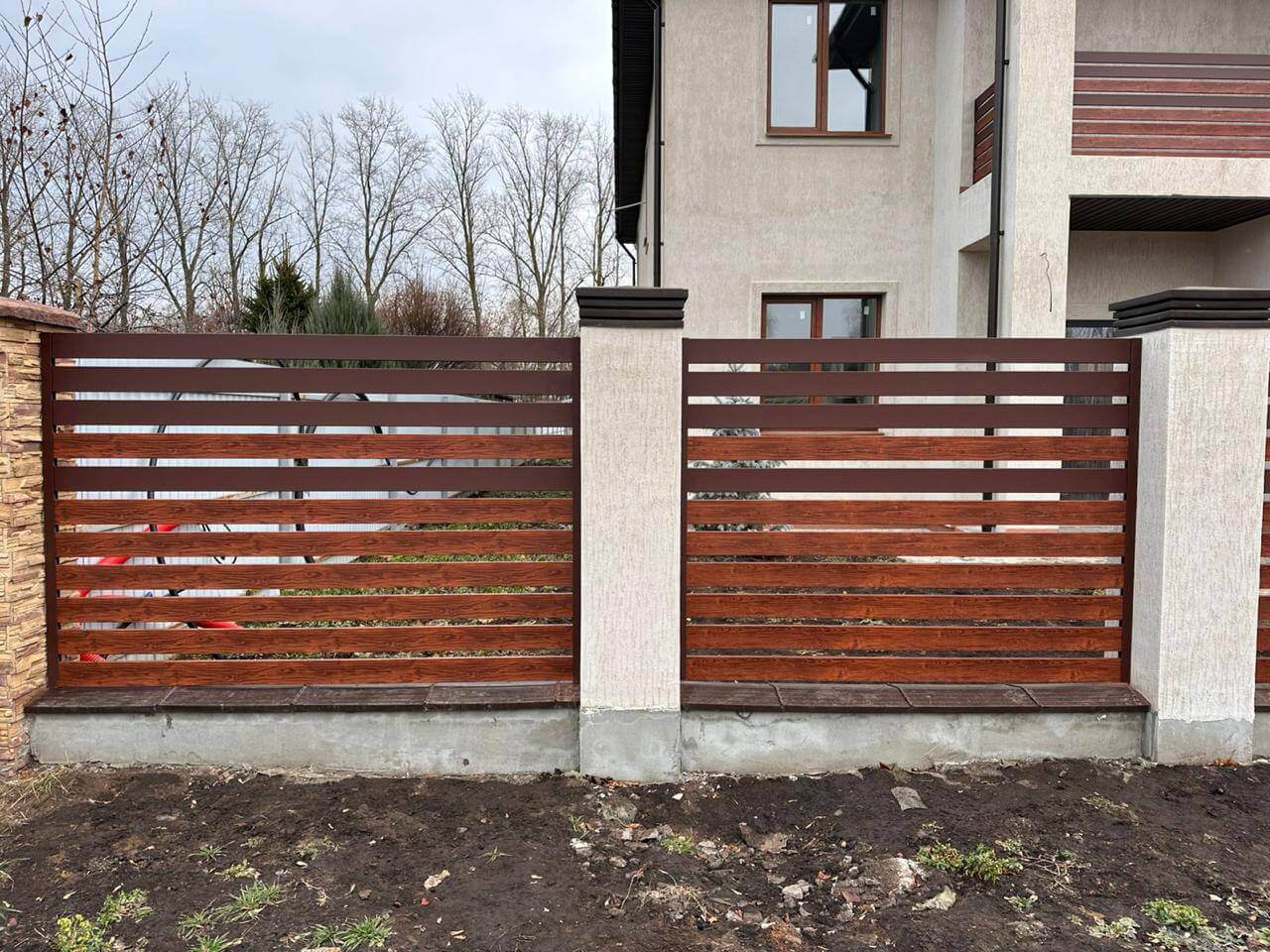 Забор-ранчо из металлопланкена 10м RAL8017 Шоколад МАТТЕ + Темное Дерево (Printech) фото 4 в Красноярске