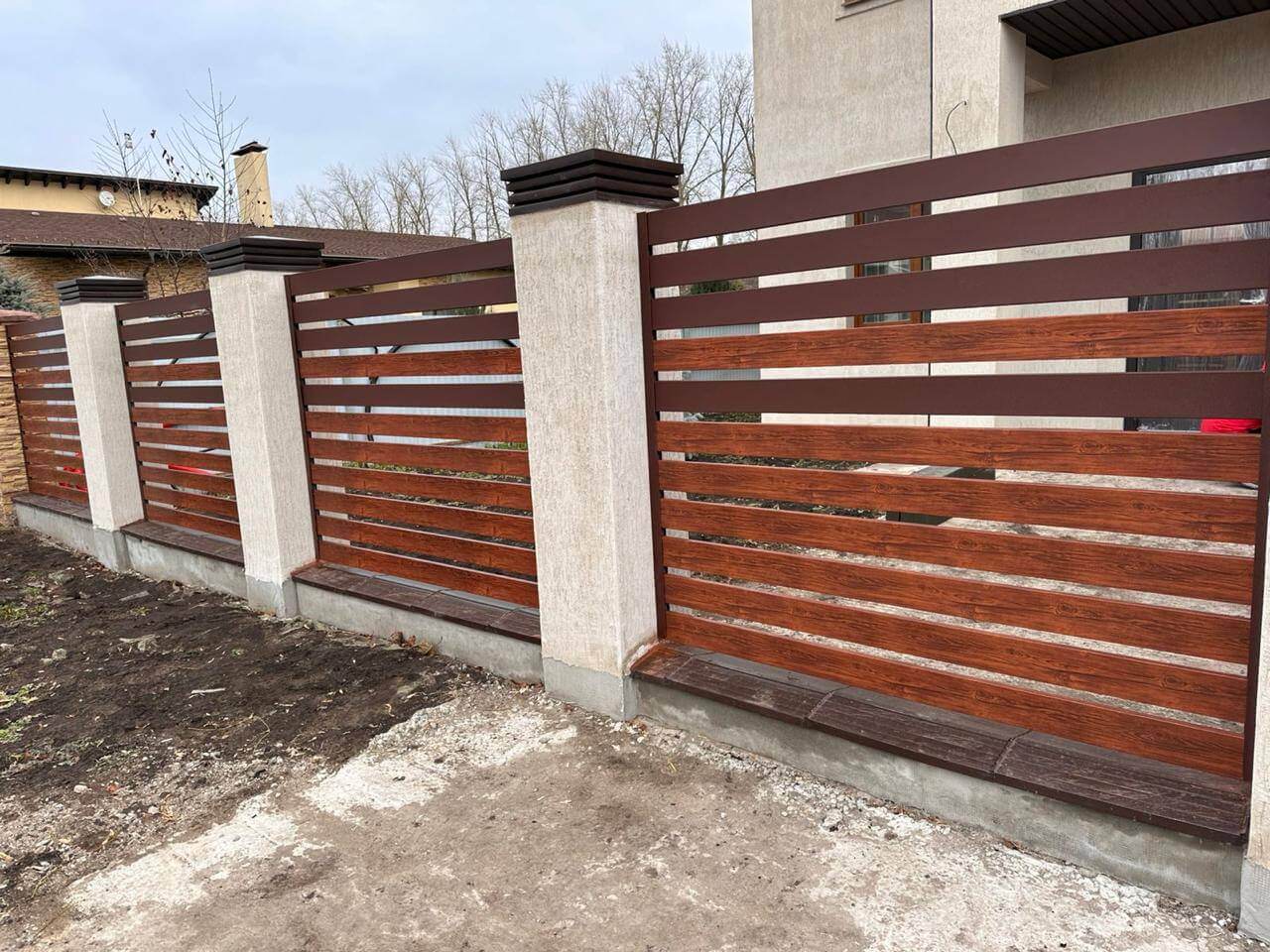 Забор-ранчо из металлопланкена 10м RAL8017 Шоколад МАТТЕ + Темное Дерево (Printech) в Красноярске