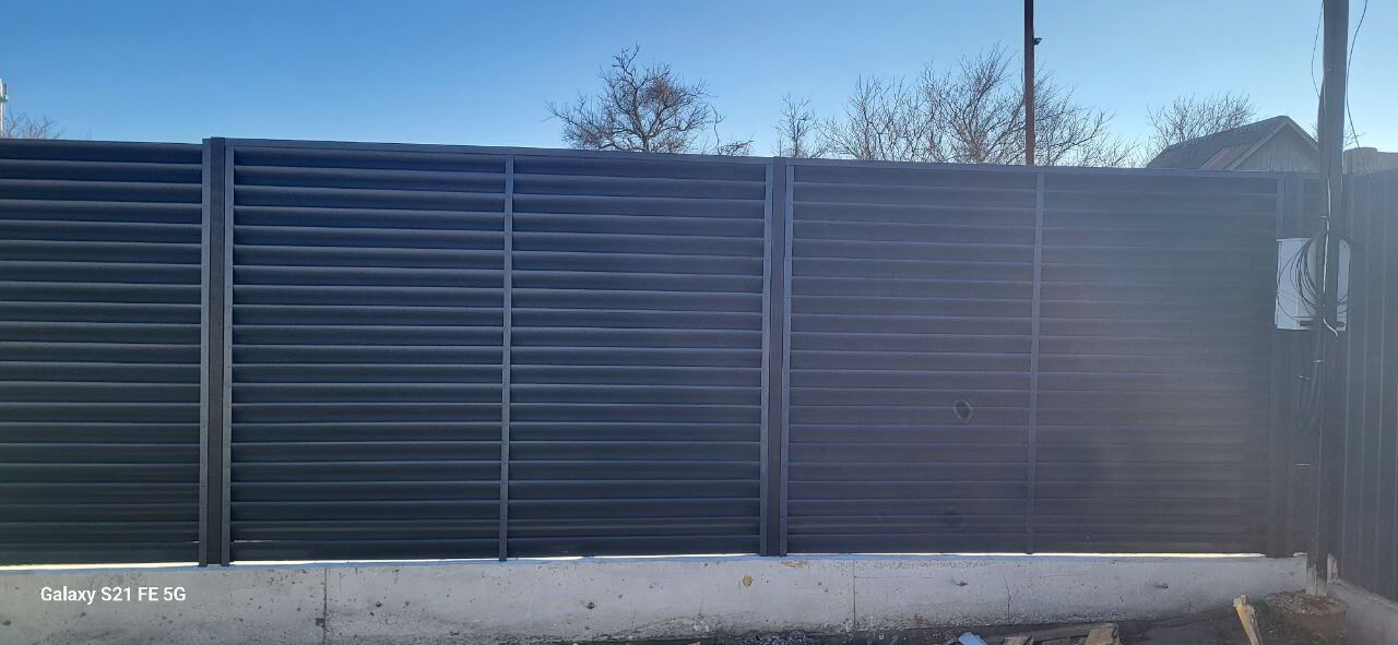 Забор из ламелей еврожалюзи 30м RAL7024/7024 Серый Графит двусторонний фото 6 в Красноярске