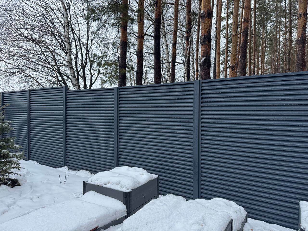 Забор-жалюзи из ламелей ЭКО-Z-US 54м RAL7024/7024 Серый Графит двусторонний МАТТЕ фото 3 в Красноярске
