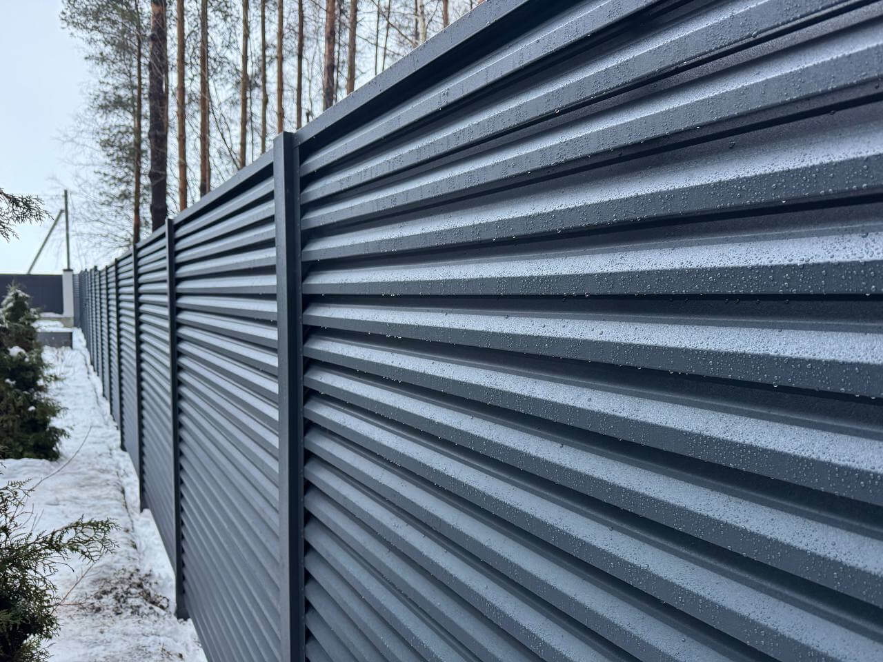 Забор-жалюзи из ламелей ЭКО-Z-US 54м RAL7024/7024 Серый Графит двусторонний МАТТЕ фото 2 в Красноярске