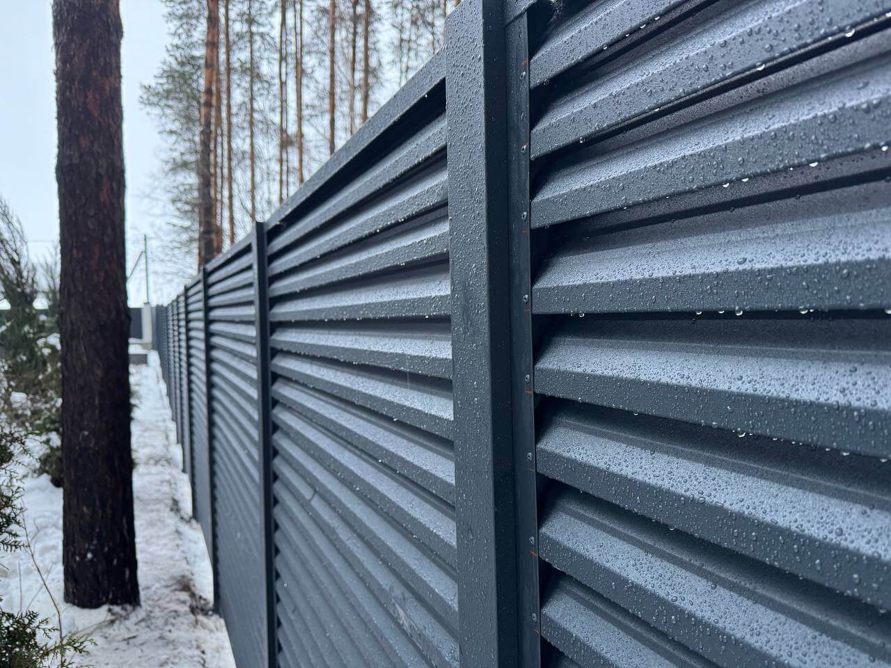 Забор-жалюзи из ламелей ЭКО-Z-US 54м RAL7024/7024 Серый Графит двусторонний МАТТЕ фото 1 в Красноярске