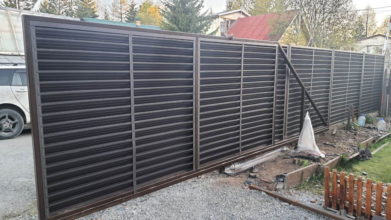 Забор-жалюзи из ламелей ЭКО-Z-US 12м RAL8019/8019 Темный Шоколад двусторонний МАТТЕ фото 1 в Красноярске