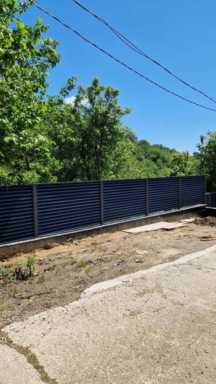Забор-жалюзи из ламелей еврожалюзи 23м RAL7024/7024 Серый Графит двусторонний МАТТЕ фото 2 в Красноярске