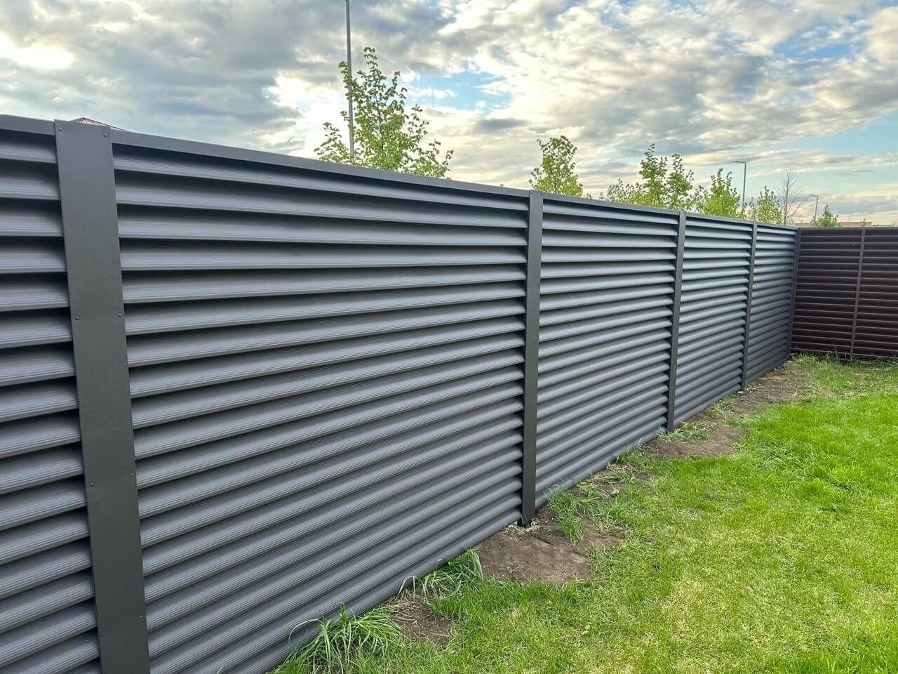 Забор из ламелей еврожалюзи 43м RAL8019/8019 Темный Шоколад двусторонний МАТТЕ фото 1 в Красноярске