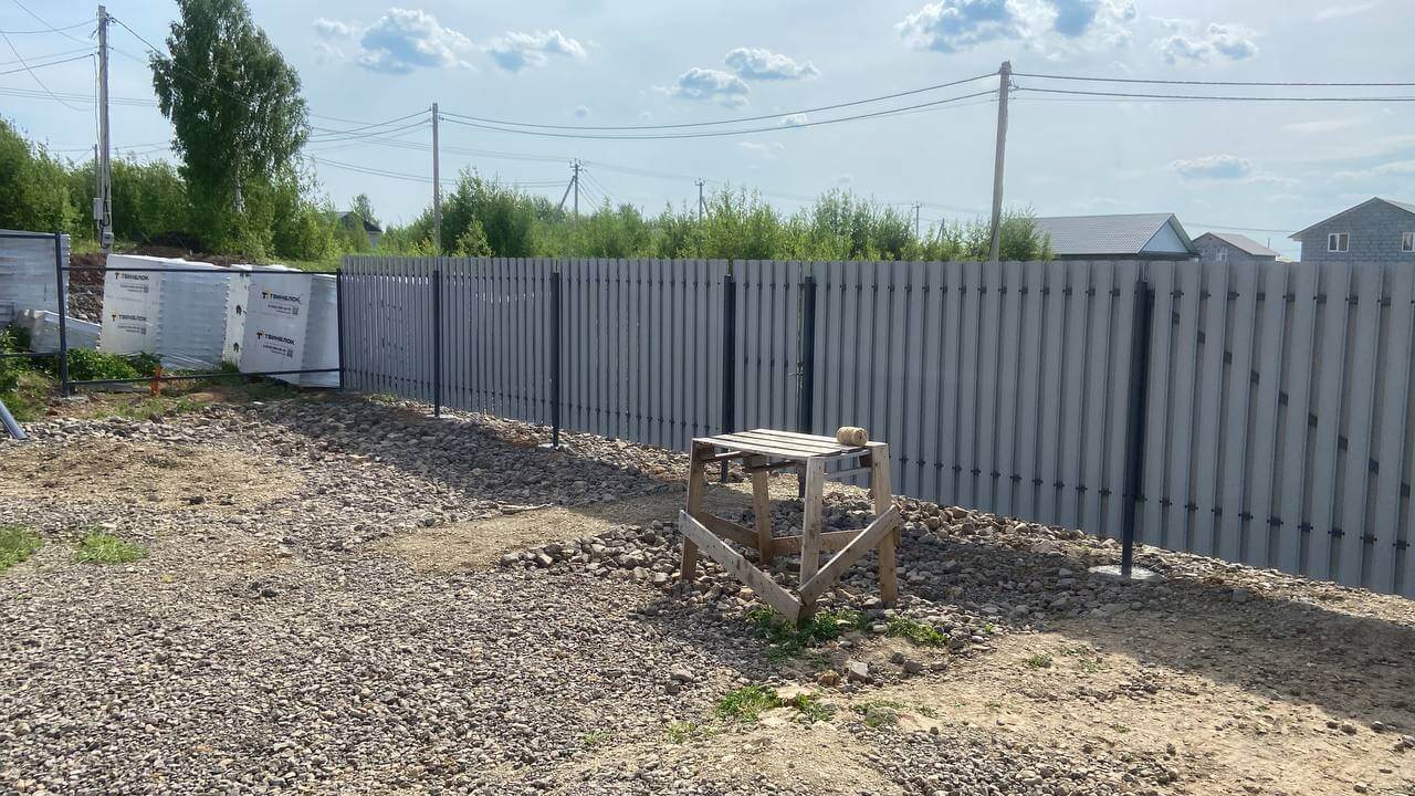 Забор из евроштакетника 16м RAL7024 Серый Графит фото 1 в Красноярске