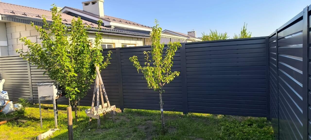 Забор-жалюзи из ламелей Хай-Тек 62м RAL7024/7024 Серый Графит двусторонний фото 4 в Красноярске