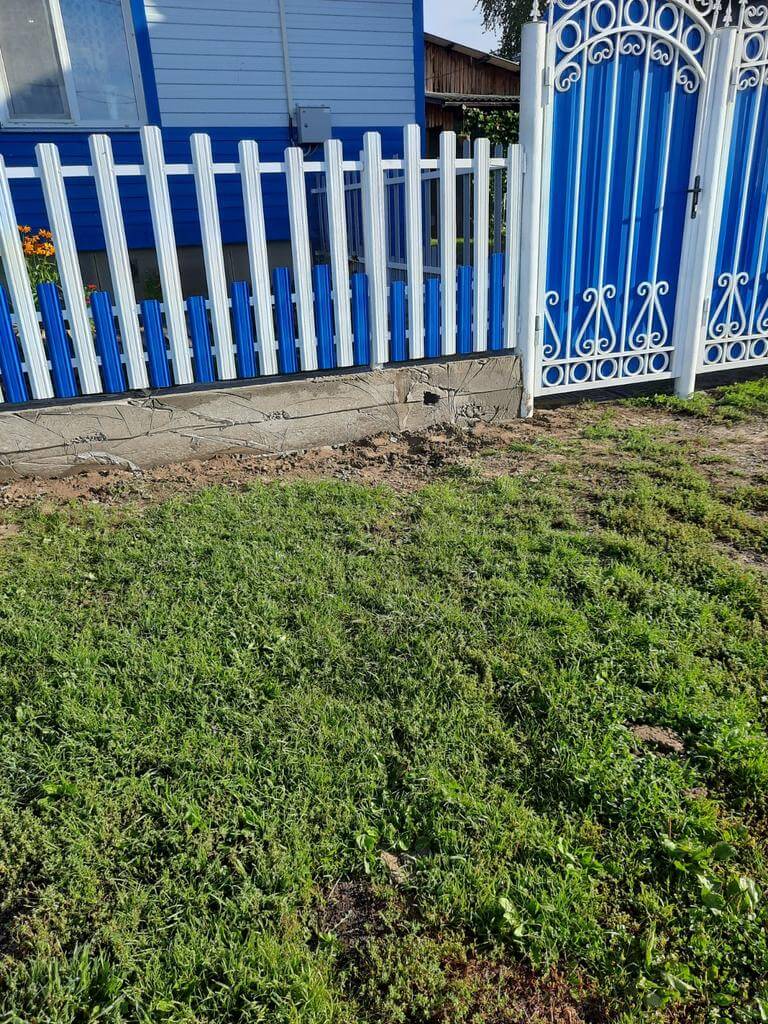 Забор из евроштакетника 14м RAL9003 Белый, RAL5005 Синий Сигнал фото 2 в Красноярске