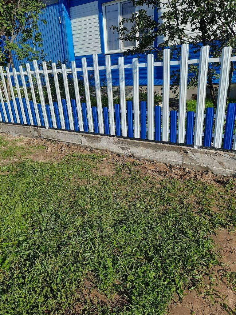 Забор из евроштакетника 14м RAL9003 Белый, RAL5005 Синий Сигнал фото 1 в Красноярске