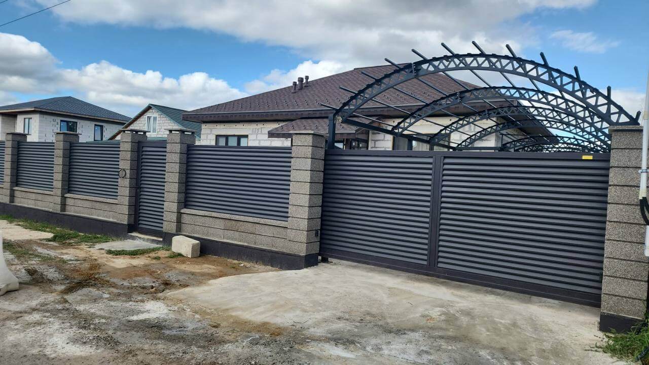 Забор-жалюзи из ламелей Реснички 27м RAL8019/8019 Темный Шоколад двусторонний МАТТЕ фото 2 в Красноярске