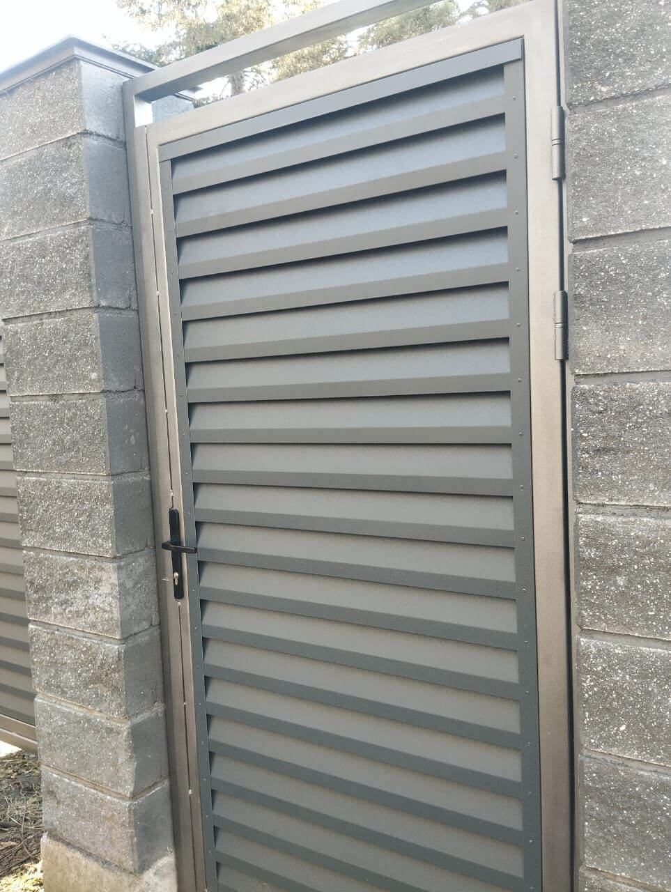 Откатные ворота с калиткой из ламелей Реснички RAL7024/7024 Серый Графит двусторонний МАТТЕ фото 2 в Красноярске