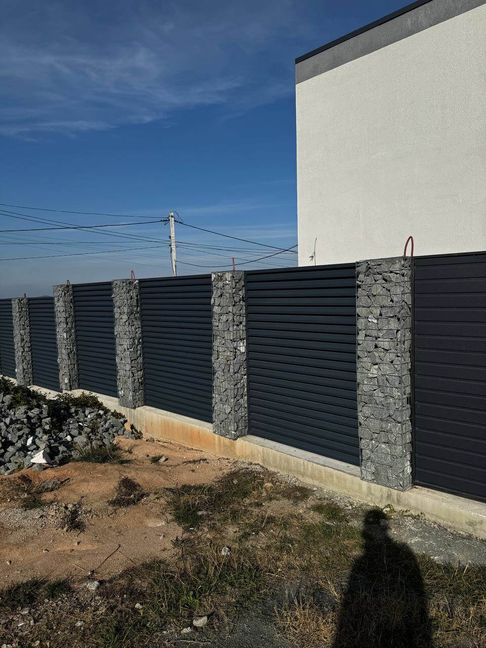 Забор-жалюзи из ламелей ЭКО-Z-US усиленных 36м RAL7024/7024 Серый Графит двусторонний МАТТЕ фото 6 в Красноярске