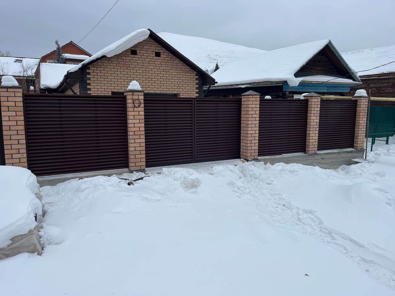 Забор-жалюзи из ламелей ЭКО-Z 87м RAL8017/8017 Шоколад двусторонний МАТТЕ фото 3 в Красноярске