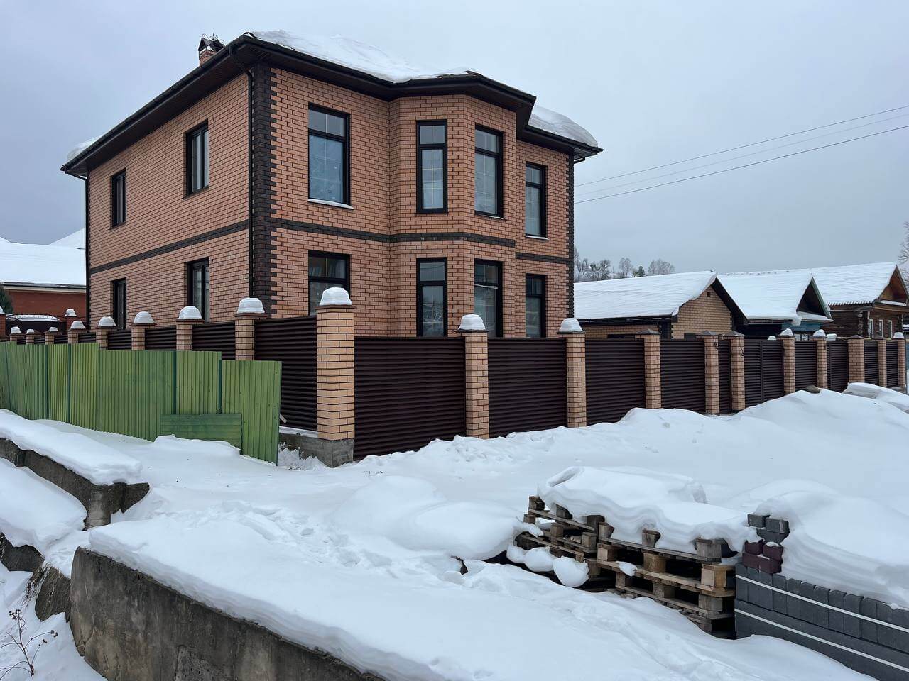 Забор-жалюзи из ламелей ЭКО-Z 87м RAL8017/8017 Шоколад двусторонний МАТТЕ фото 12 в Красноярске