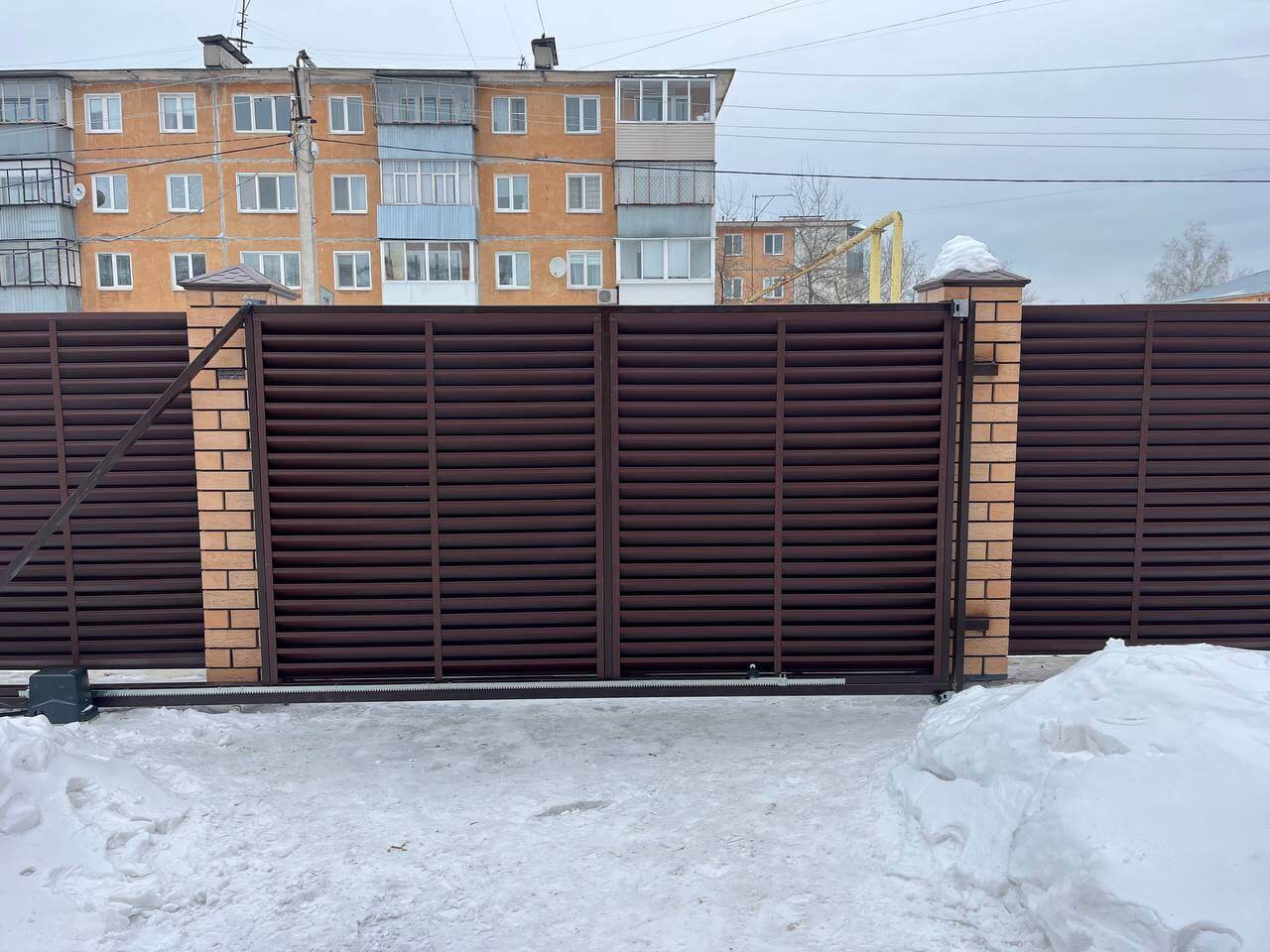 Забор-жалюзи из ламелей ЭКО-Z 87м RAL8017/8017 Шоколад двусторонний МАТТЕ фото 10 в Красноярске
