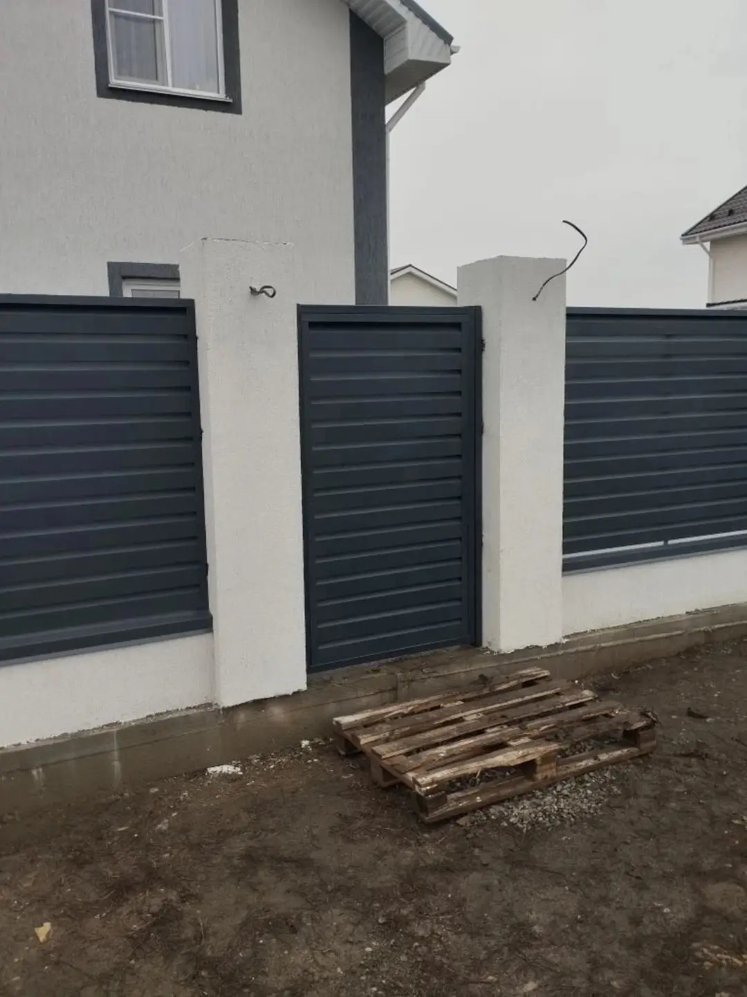 Забор-жалюзи из ламелей Хай-Тек 12м RAL7024 Серый Графит МАТТЕ фото 1 в Красноярске