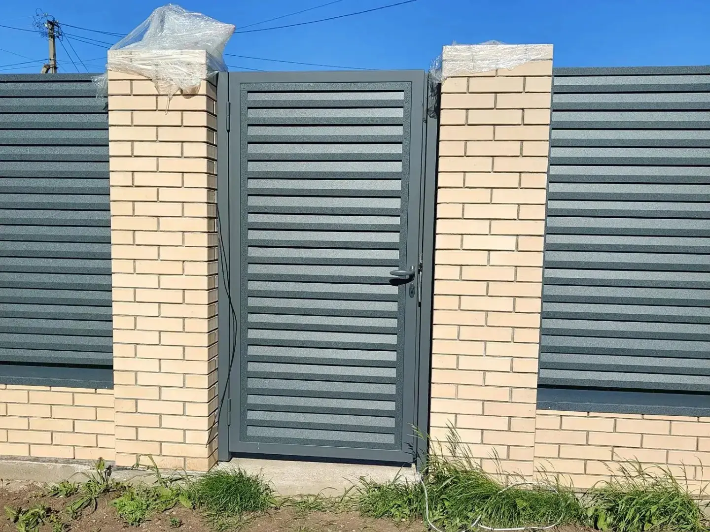 Забор-жалюзи из ламелей Реснички 16м RAL7024 Серый Графит Стальной Бархат фото 2 в Красноярске