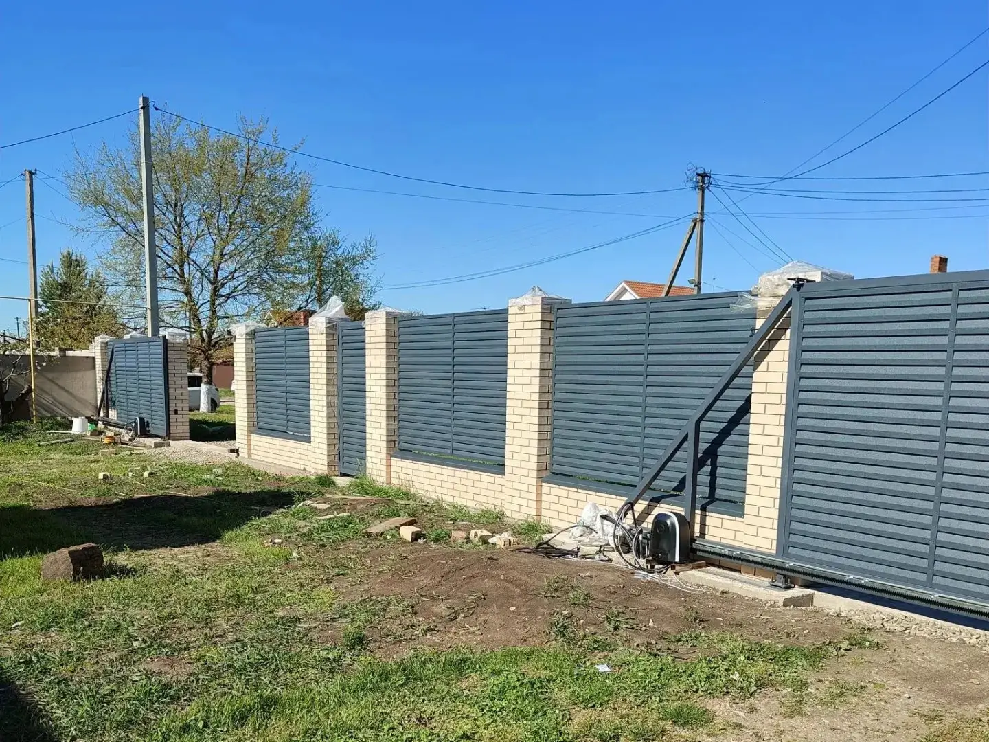 Забор-жалюзи из ламелей Реснички 16м RAL7024 Серый Графит Стальной Бархат фото 1 в Красноярске