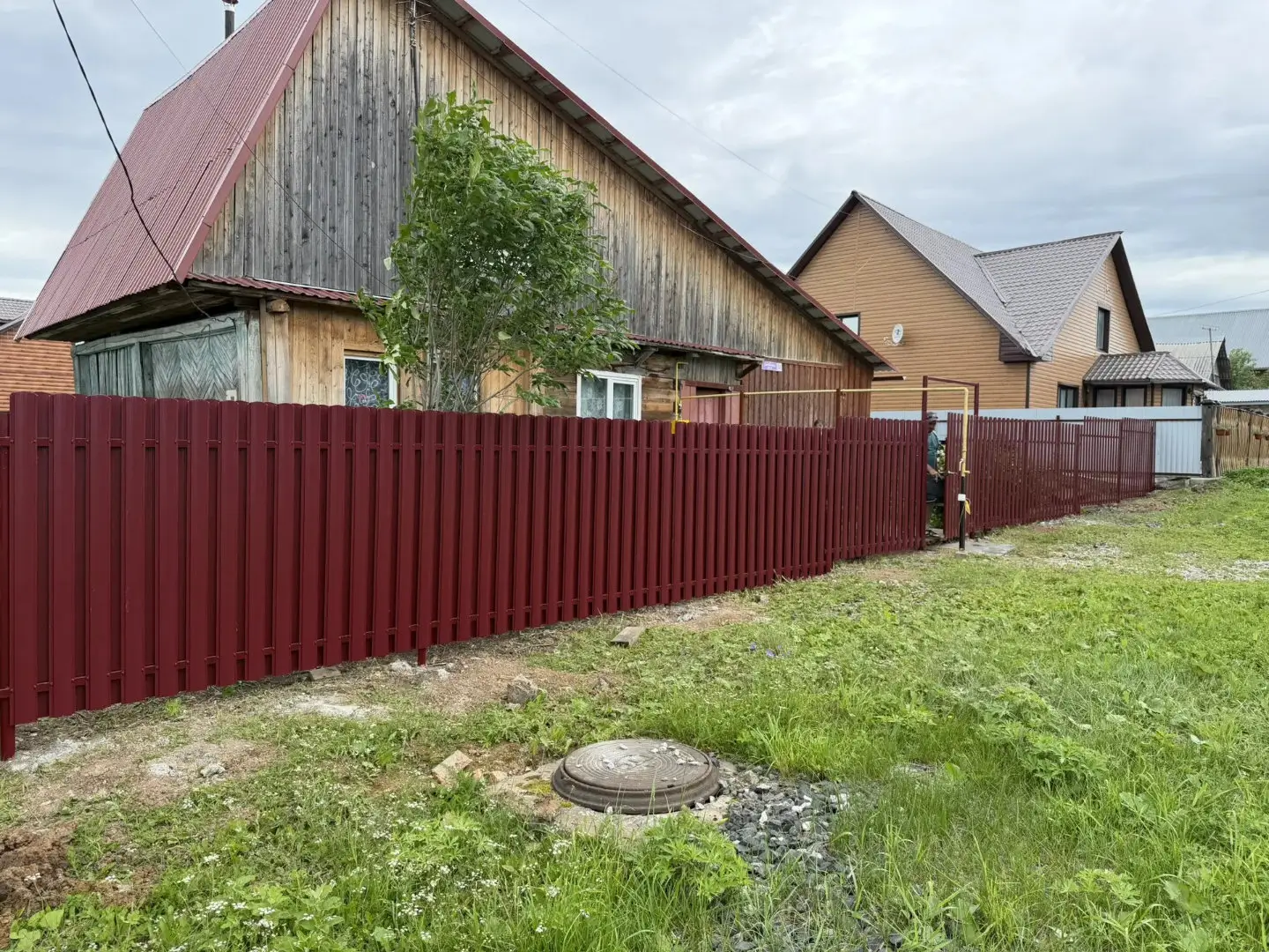 Забор из евроштакетника 24м RAL3005/3005 Красное Вино двусторонний фото 3 в Красноярске