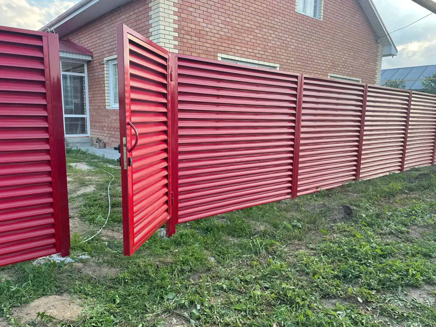 Забор-жалюзи из ламелей Еврожалюзи 24м RAL3003 Рубин фото 6 в Красноярске