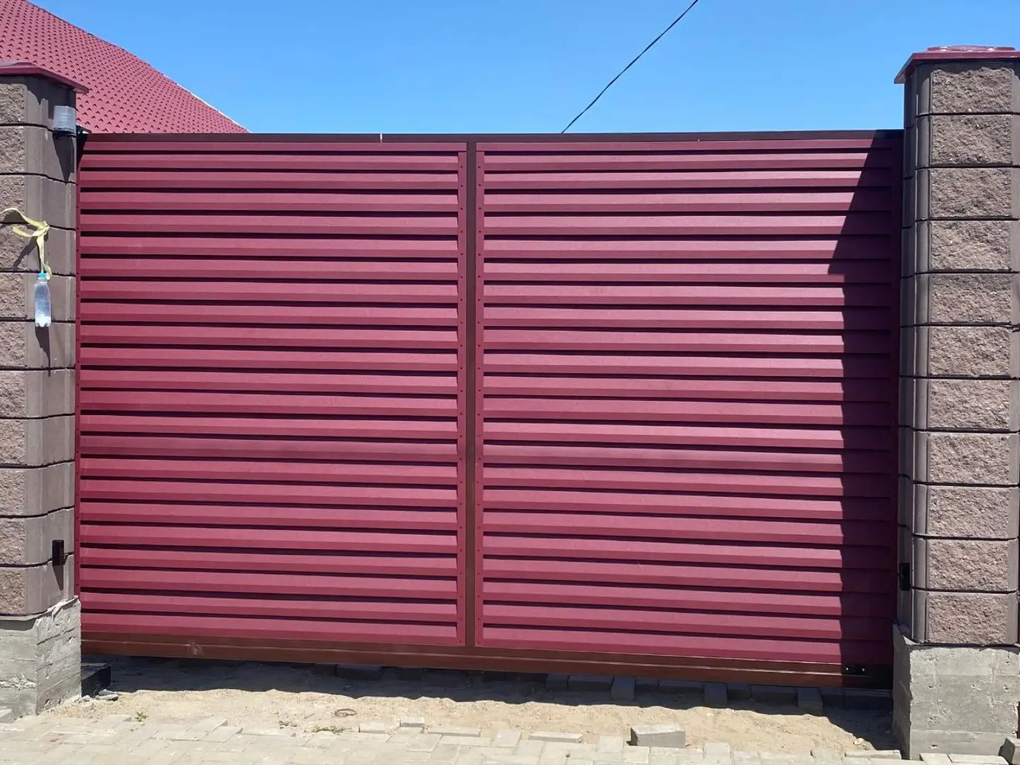 Входная группа из ламелей Реснички RAL3005 Красное Вино Rooftop Бархат фото 1 в Красноярске