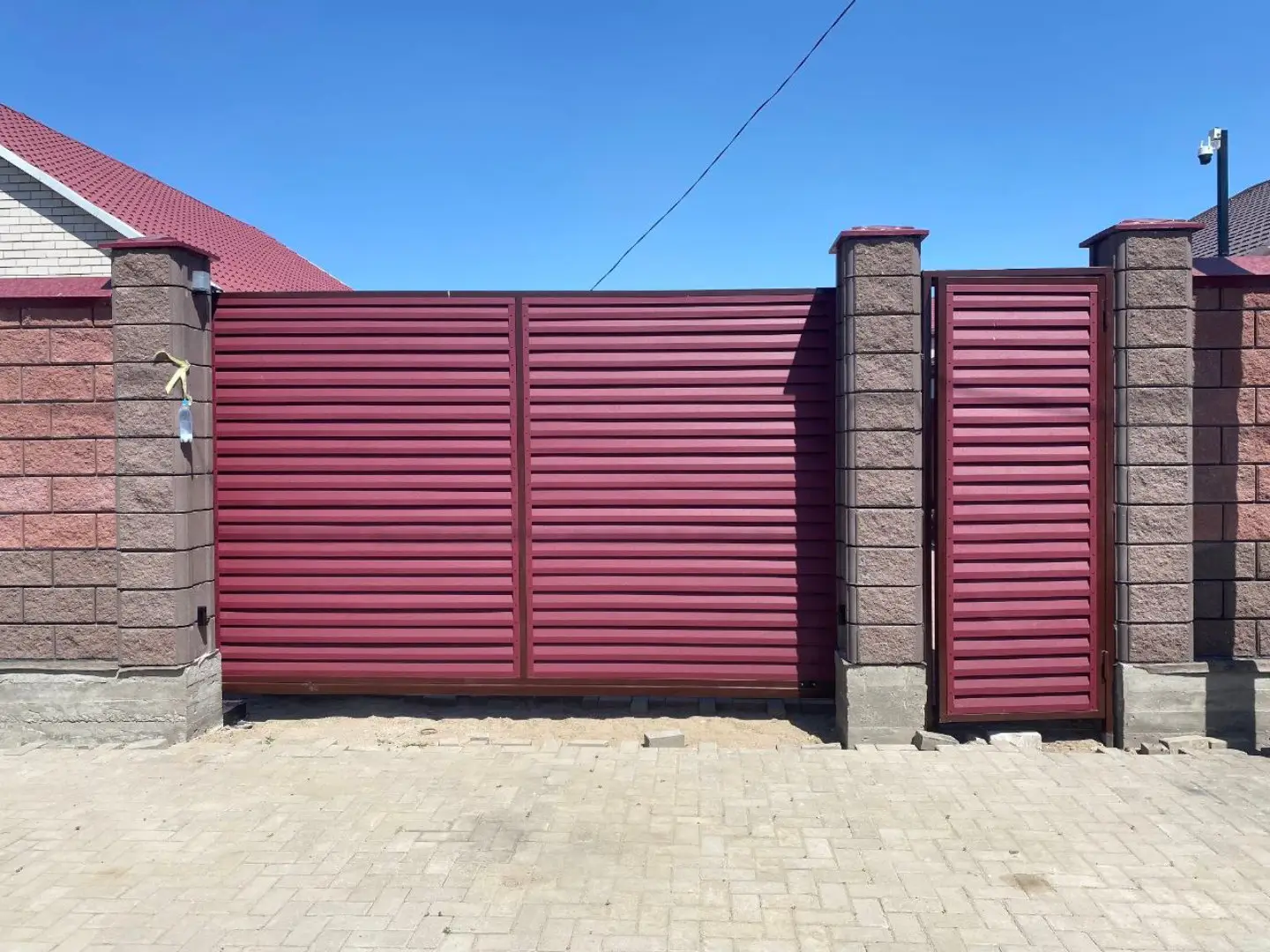 Входная группа из ламелей Реснички RAL3005 Красное Вино Rooftop Бархат в Красноярске