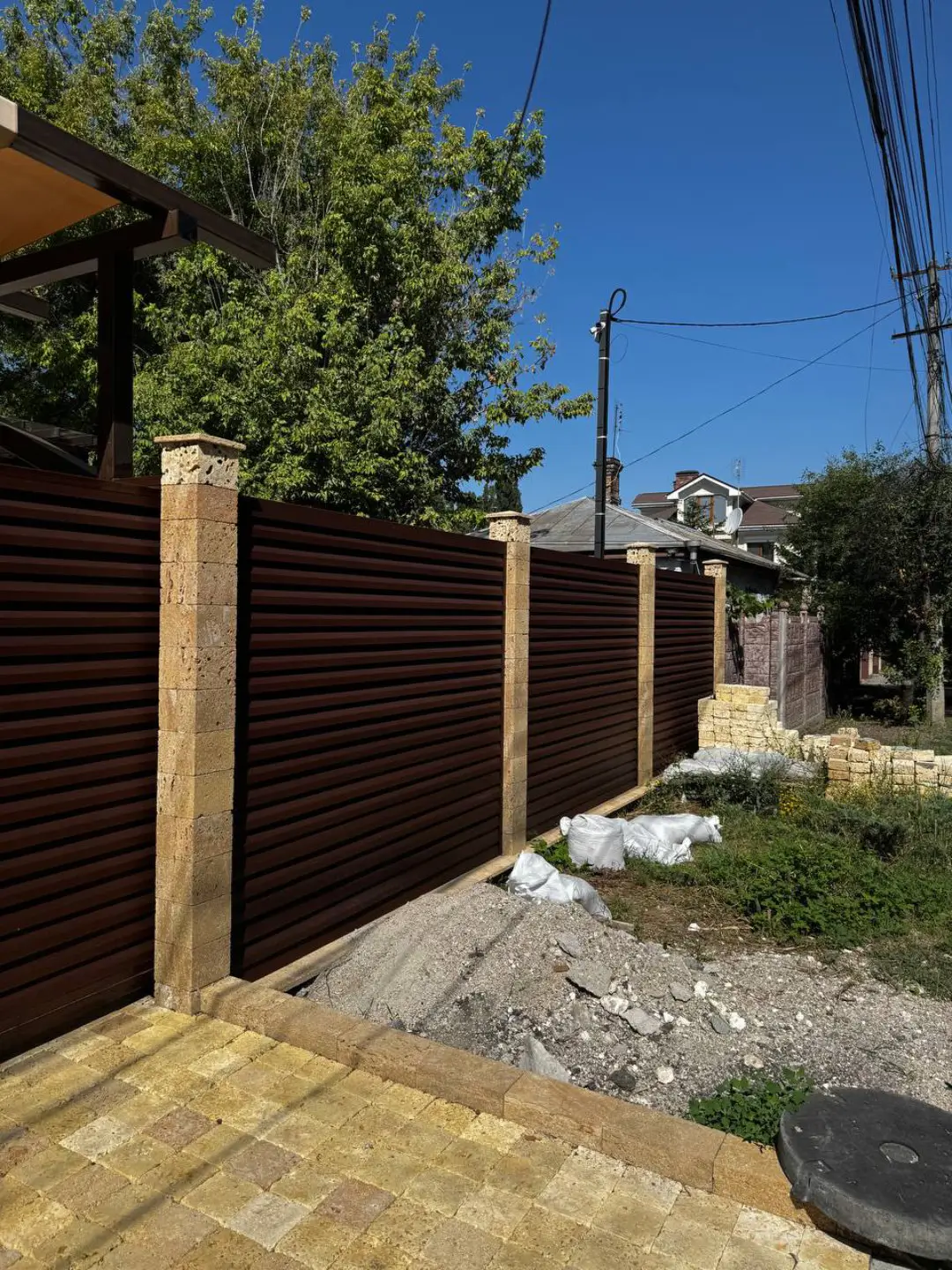 Забор-жалюзи из ламелей Реснички 12м RAL8017 Шоколад МАТТЕ фото 6 в Красноярске